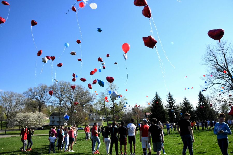 A+circle+of+people+gathered+at+Putnam+Hill+Park+release+their+balloons+into+the+wind+in+remembrance+of+Ryan+Tullius.