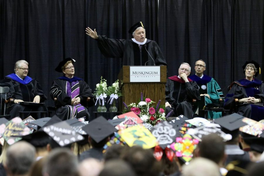 WNBA+coach+Dan+Hughes+shares+life+lessons+with+fellow+Muskies+at+graduation