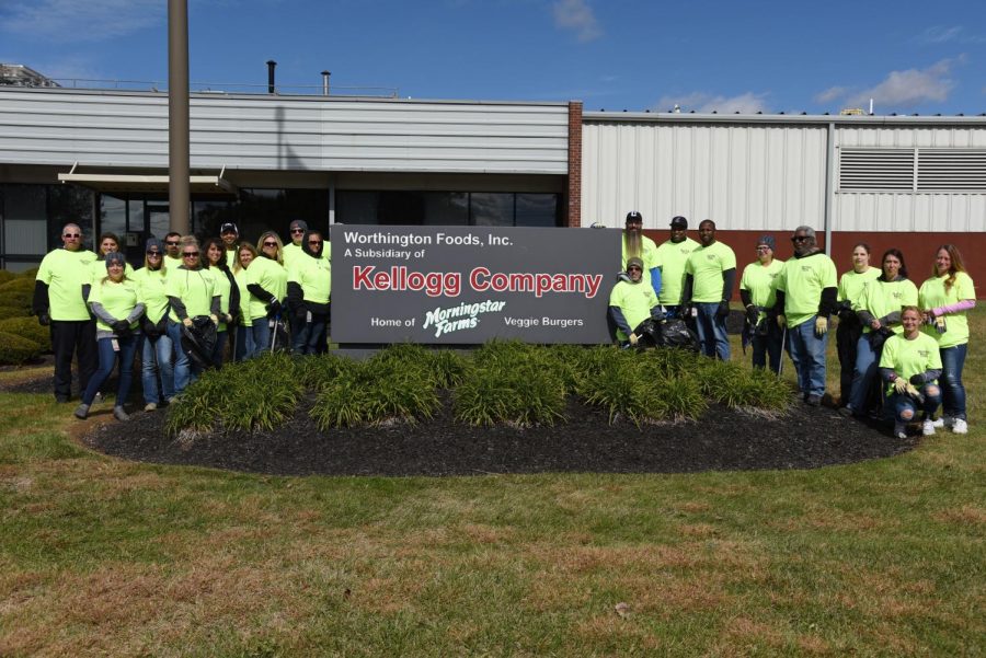 Kelloggs employees adopt portion of road on mission to decrease environmental footprint