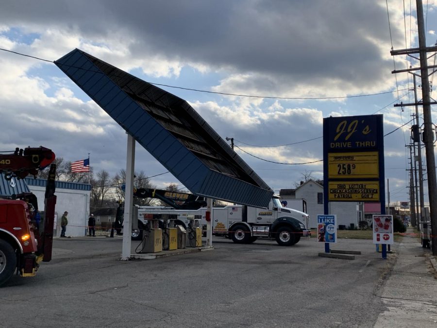 Overhead canopy falls at local gas station along Linden Avenue Wednesday