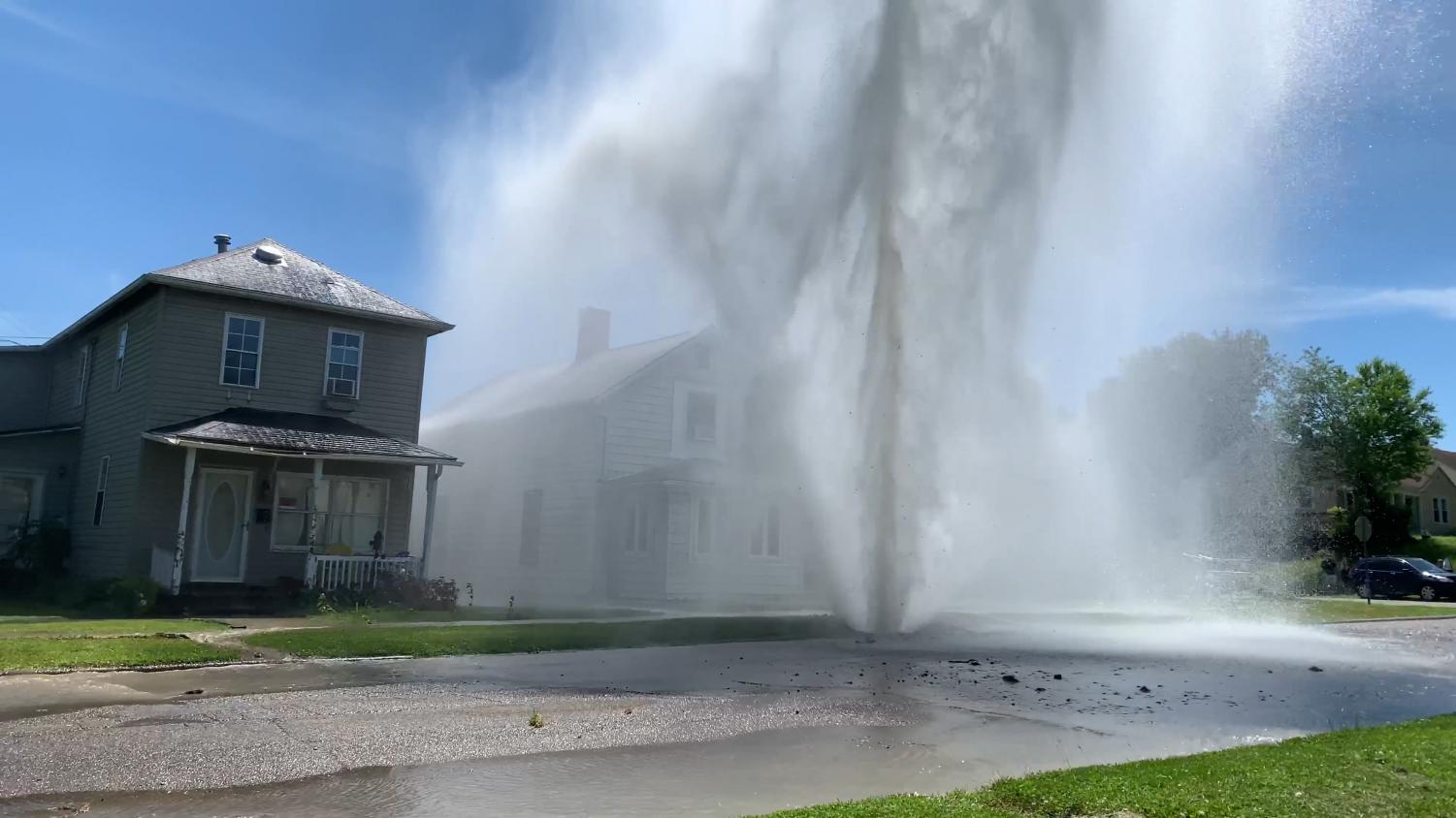 Water main break draws crowd – Y-City News